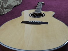 Not exactly a book-matched top (what do you expect for less than $700?) but you can see the nice Sitka Spruce grains.  This is wonderful sounding top.